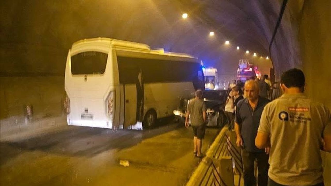 Antalya'da Zincirleme Trafik Kazası: 10 Yaralı