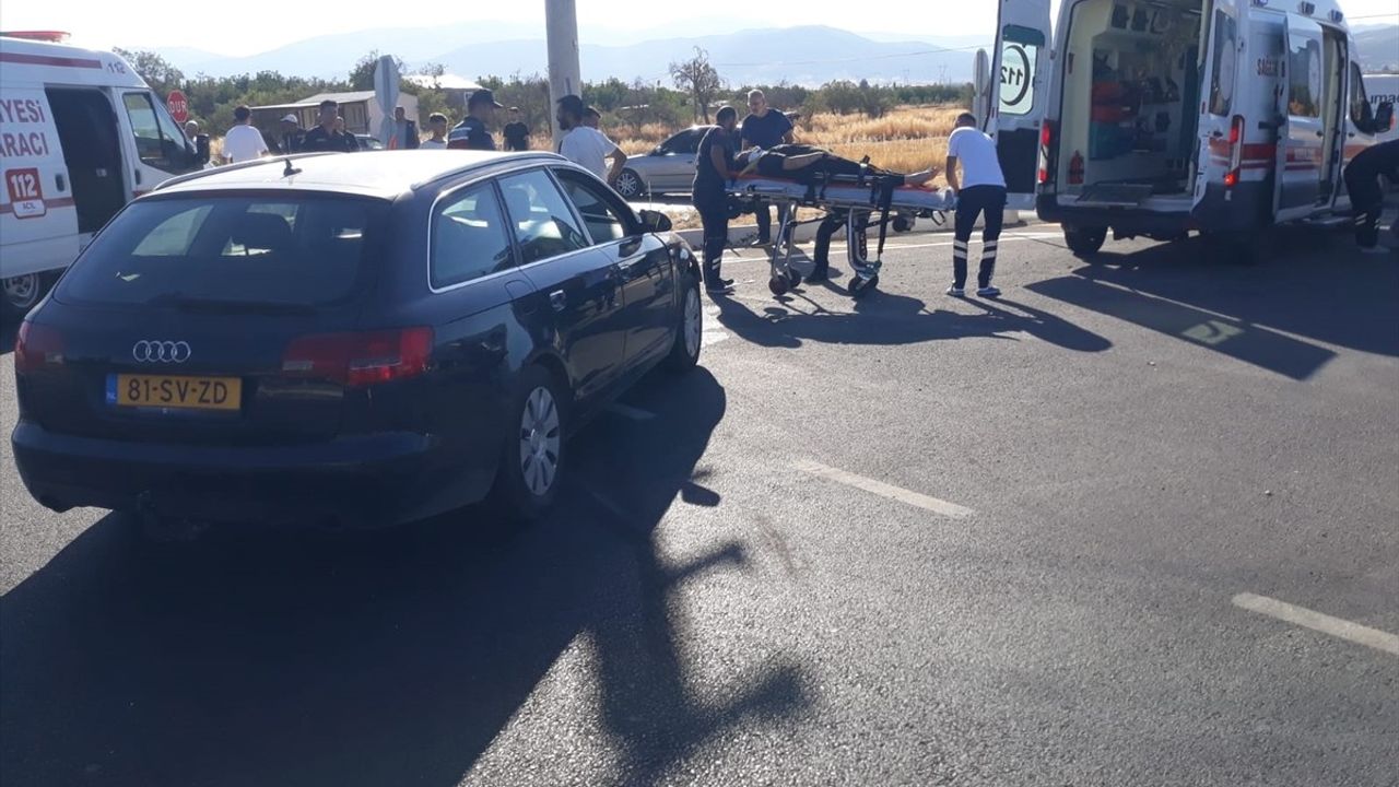 Antalya Korkuteli'nde Trafik Kazası: 3 Yaralı