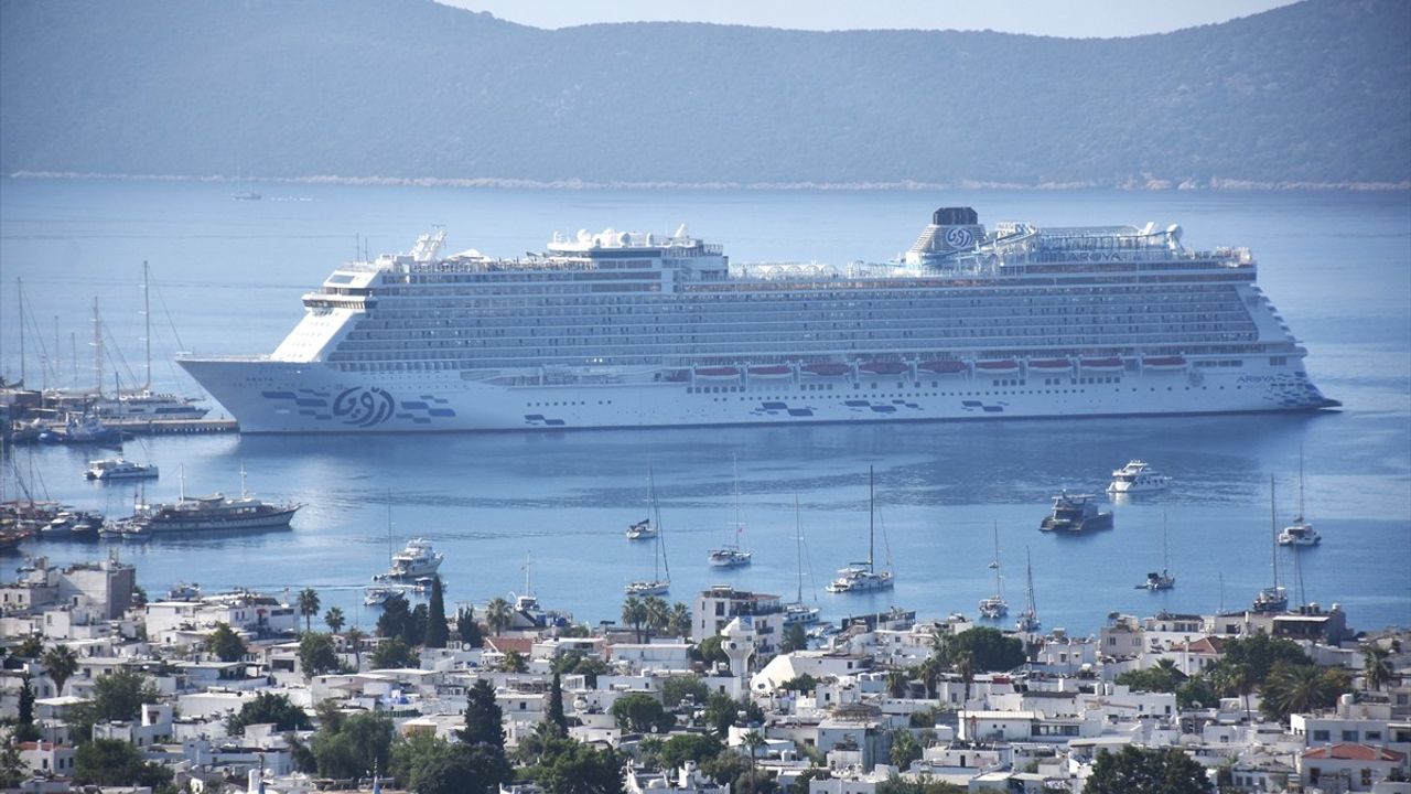 Aroya Kruvaziyeri Bodrum'a Ulaştı