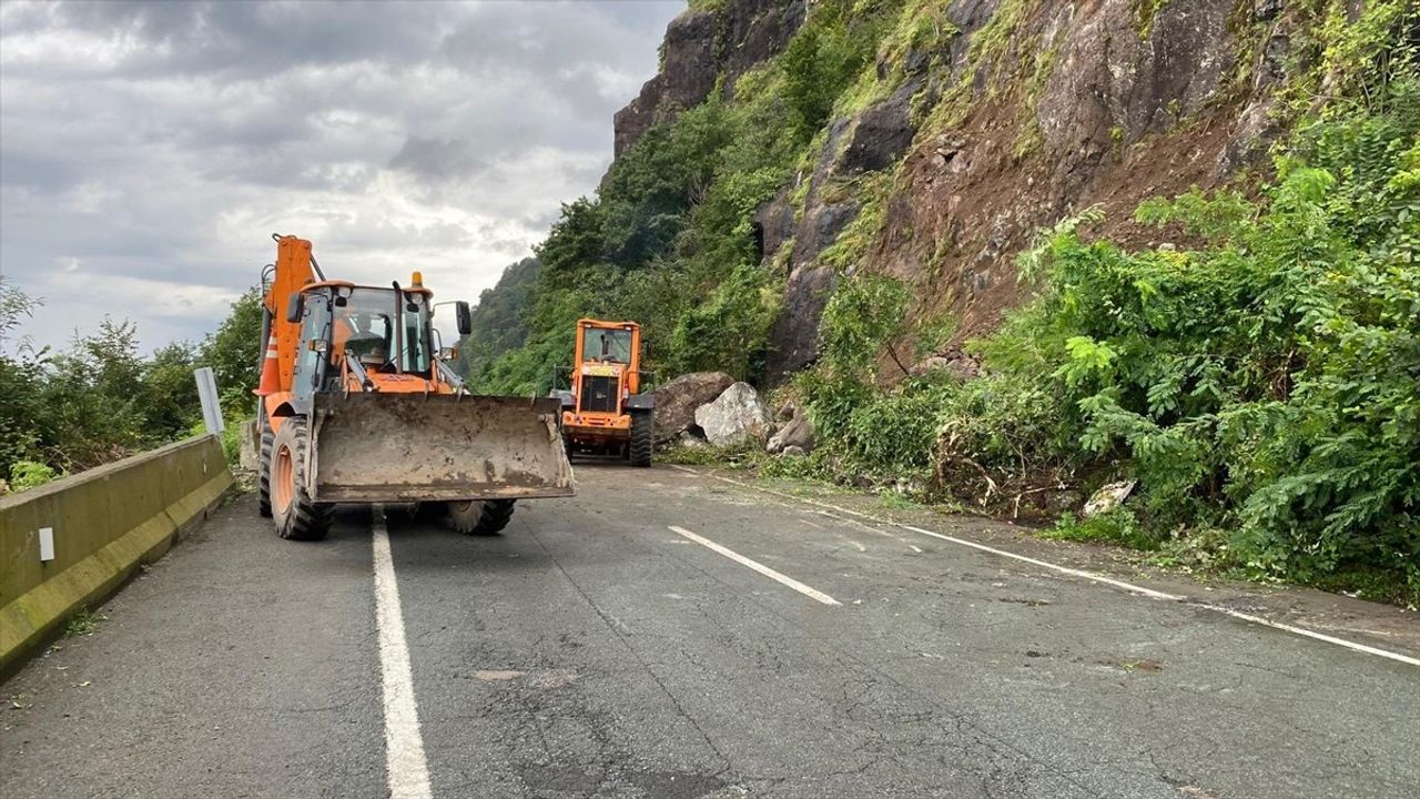 Artvin'de Heyelan: Karadeniz Sahil Yolu'nda Ulaşım Aksadı