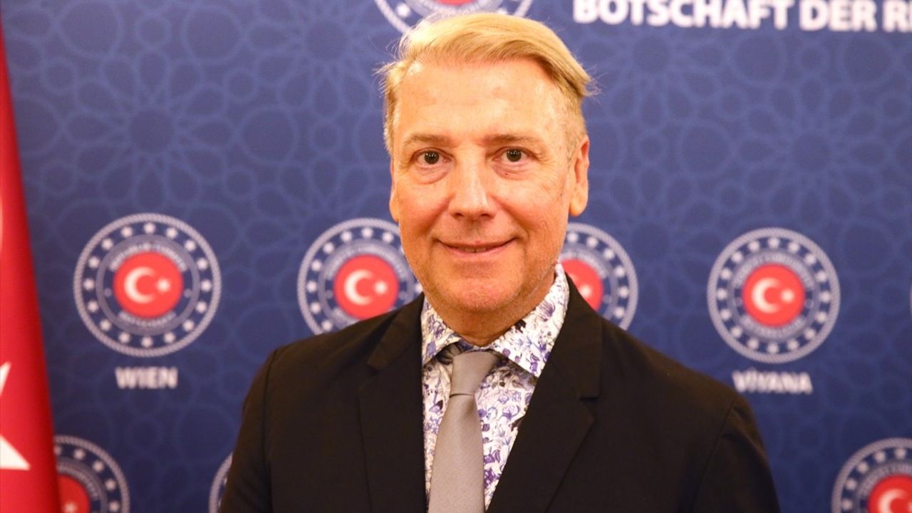Atıl Kutoğlu'na Avusturya'da Gümüş Onur Madalyası