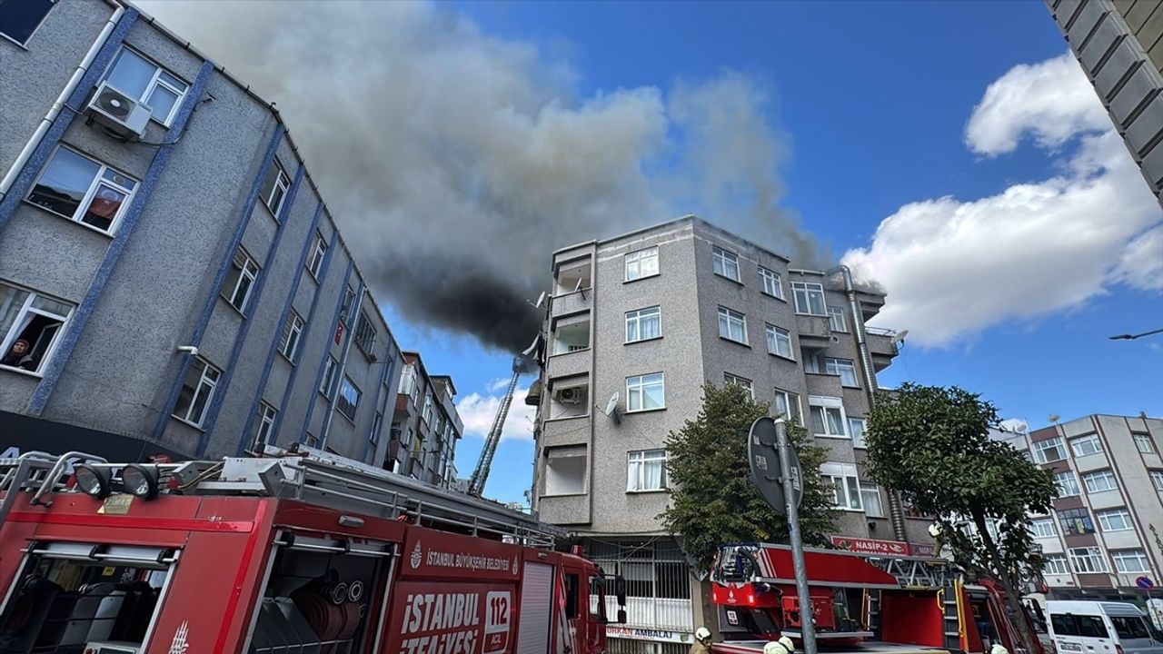 Bağcılar'da Çatı Yangını Kontrol Altına Alındı