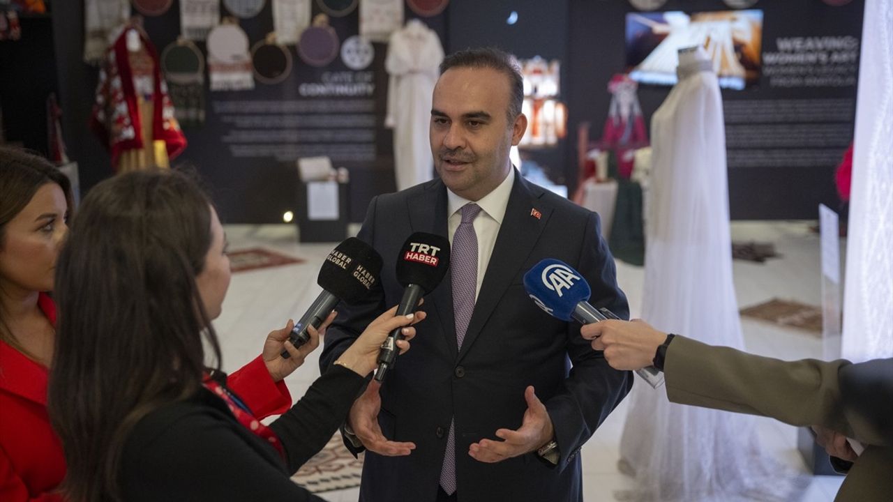 Bakan Kacır'dan "Anadoludakiler" Sergisine Ziyaret
