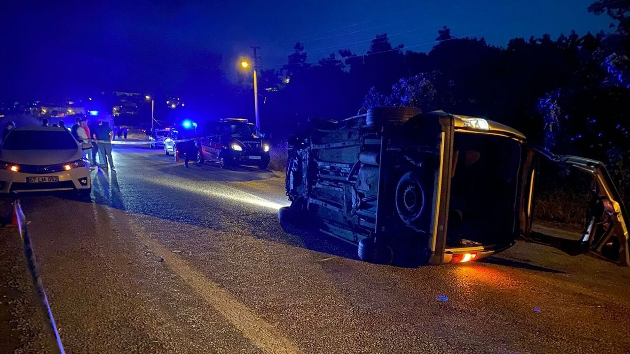 Balıkesir'de Elektrik Direğine Çarpan Araçta İki Uzman Çavuşdan Biri Hayatını Kaybetti