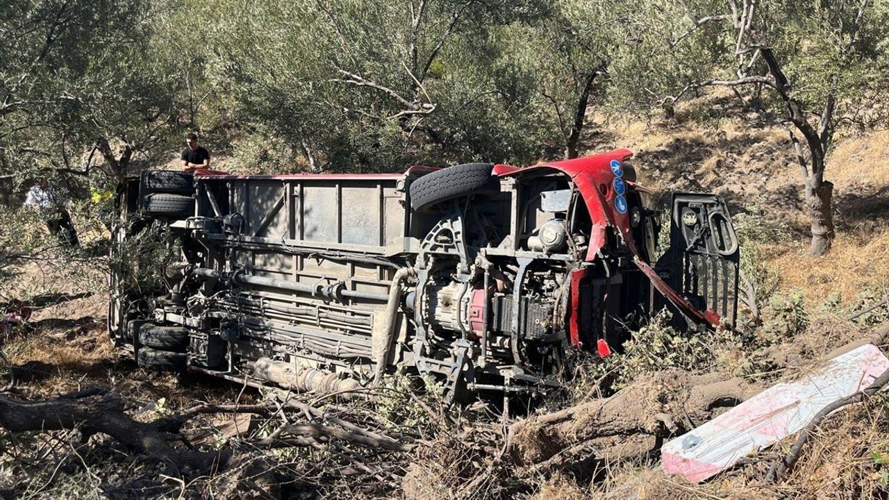 Balıkesir'de Halk Otobüsü Zeytinliğe Devrildi: 9 Yaralı