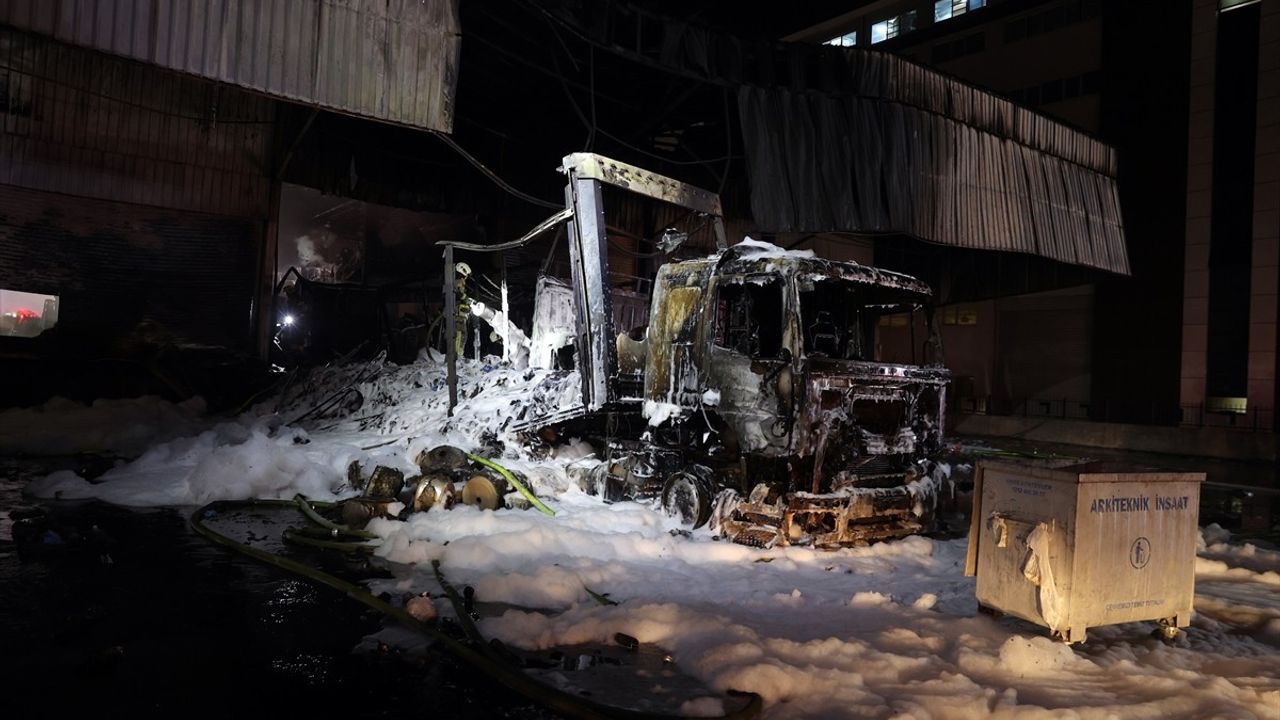 Başakşehir'de Yangın: Nakliye Deposunda Maddi Zarar