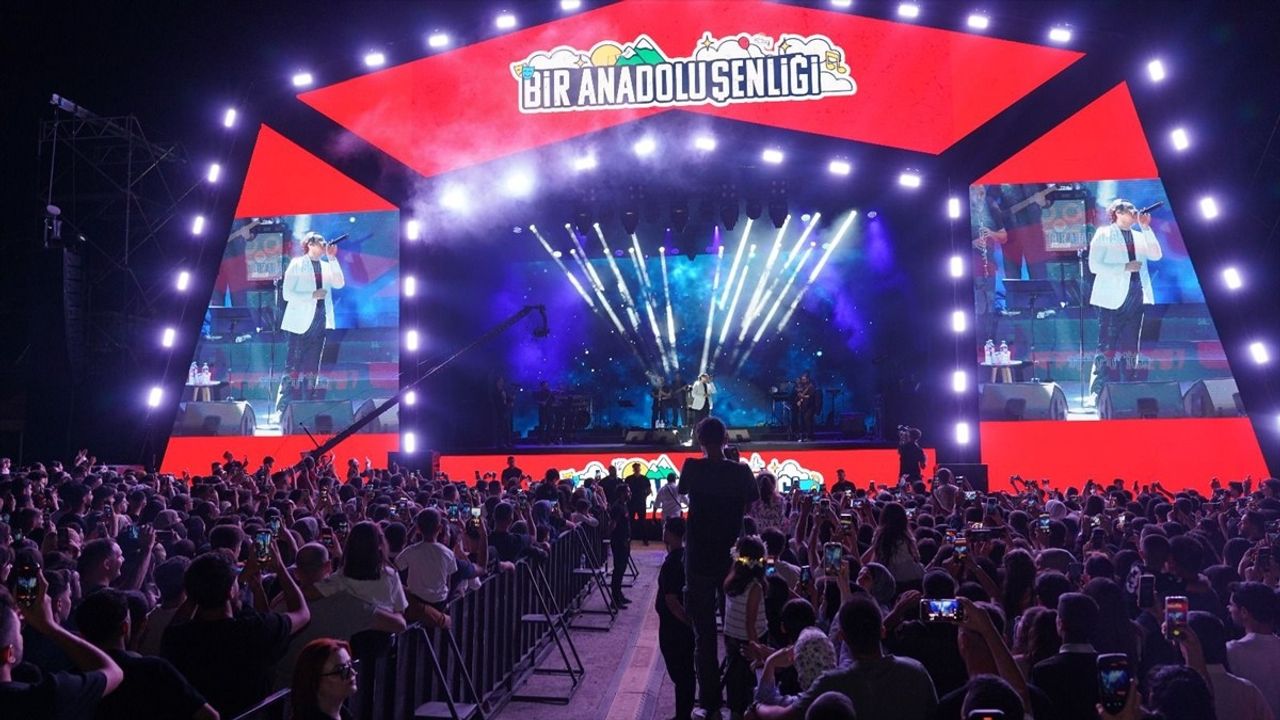 Bayhan'dan Şırnak'ta Coşkulu Konser