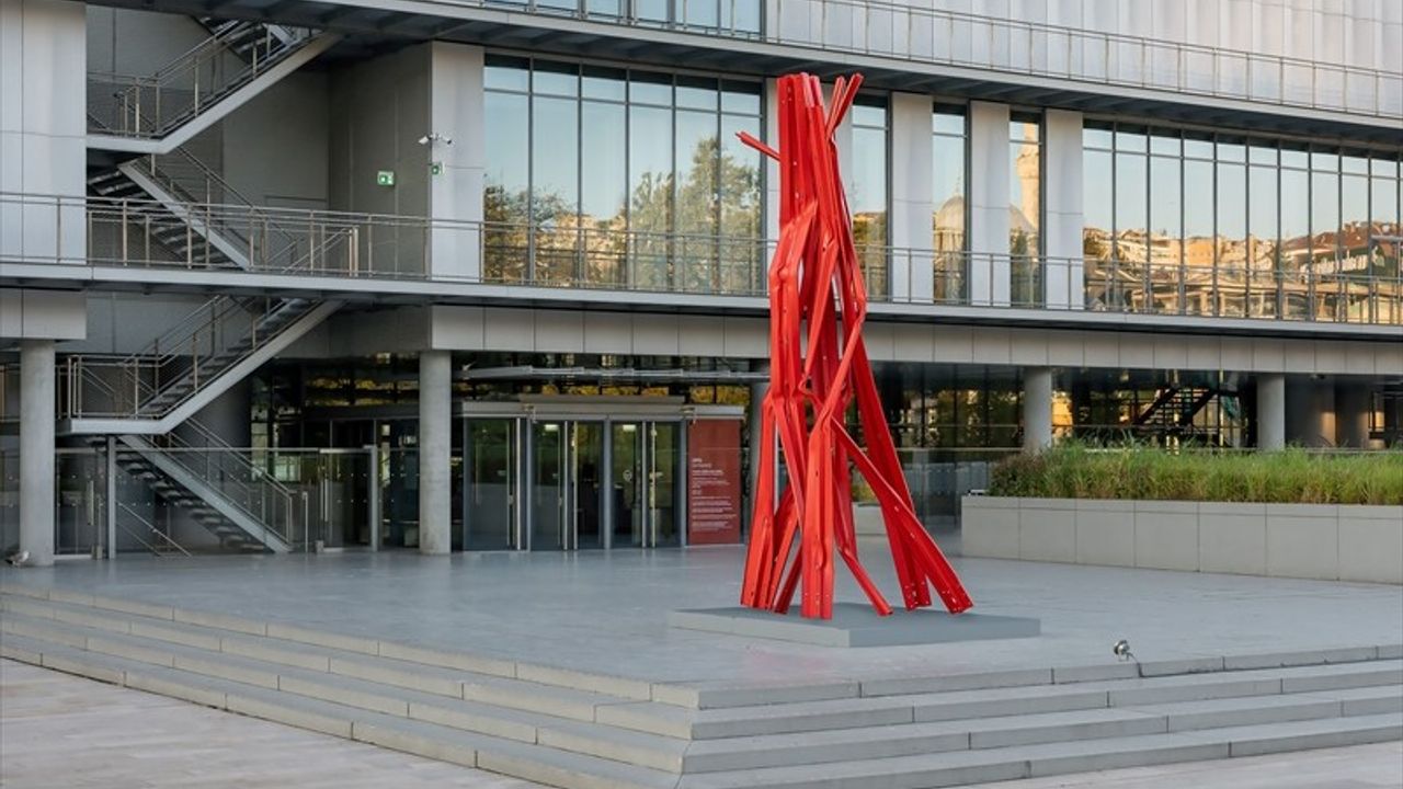 Bettina Pousttchi'nin Dikey Otoyollar Heykeli İstanbul Modern'de