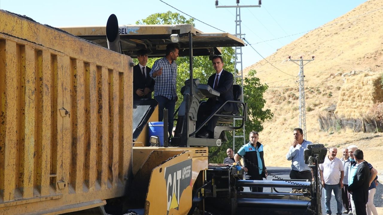 Bitlis'te Köy Yolları Sıcak Asfaltla Kaplanıyor