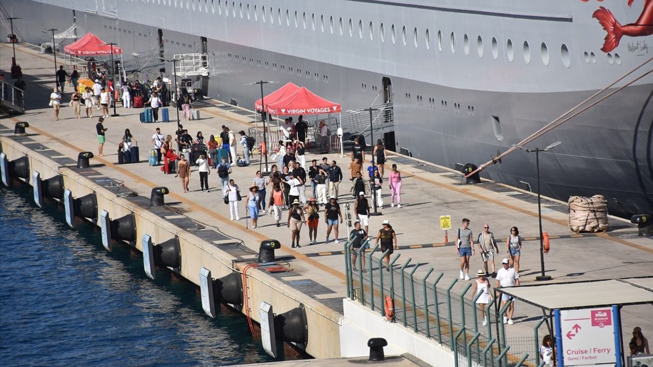 Bodrum'a Gelen İki Kruvaziyer ile Yüzlerce Turist