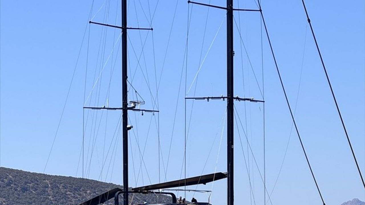 Bodrum'da 7 Yılda Yapılan Yelkenli Yat Denize İndirildi