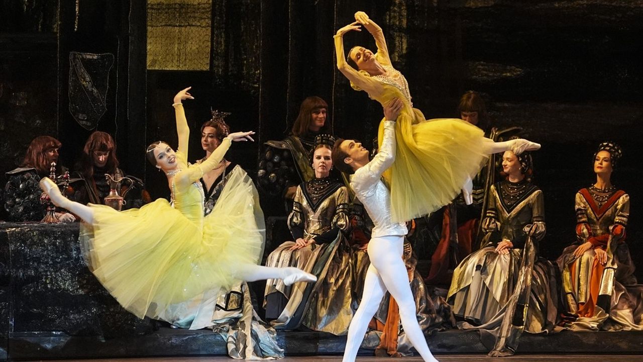 Bolşoy Bale ve Orkestrası İstanbul'da 'Kuğu Gölü' ile Büyüledi