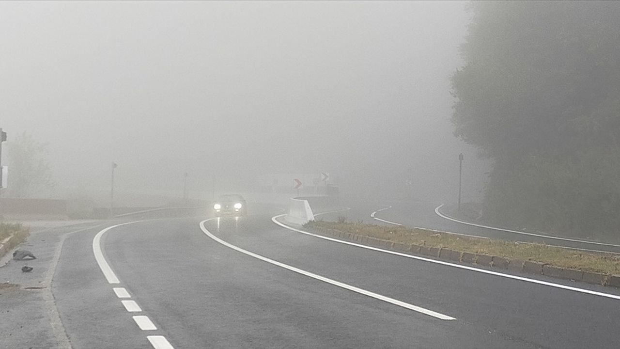 Bolu Dağı'nda Etkili Olan Sis Ulaşımı Olumsuz Etkiliyor