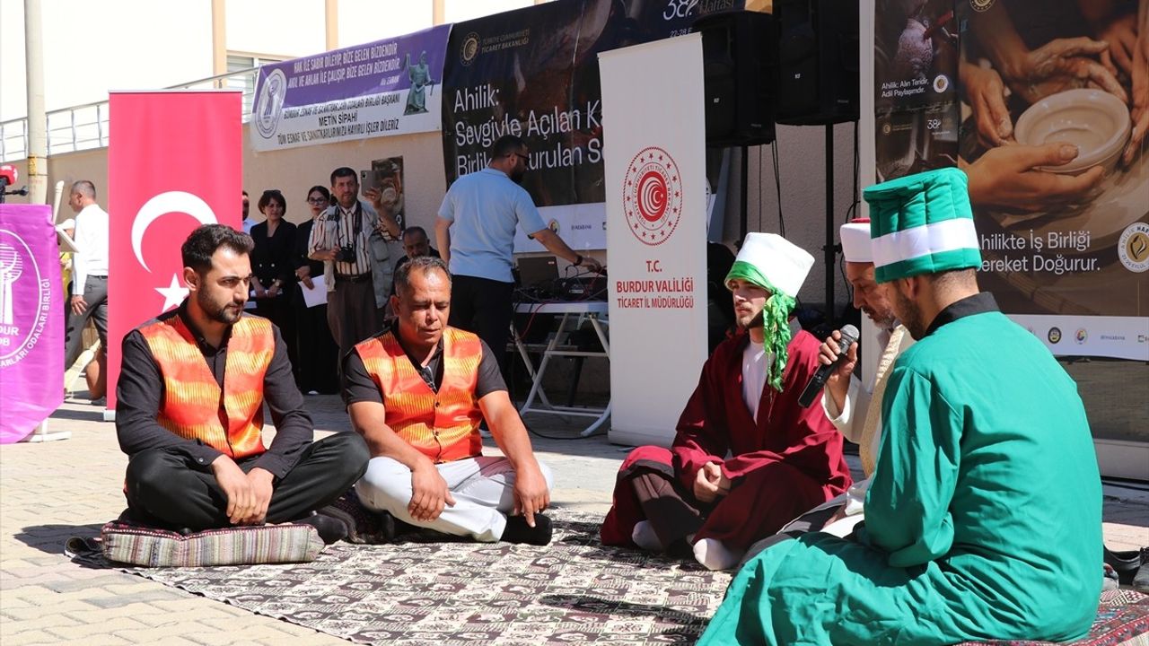 Burdur'da 54 Yıllık Berbere 'Yılın Ahisi' Ödülü