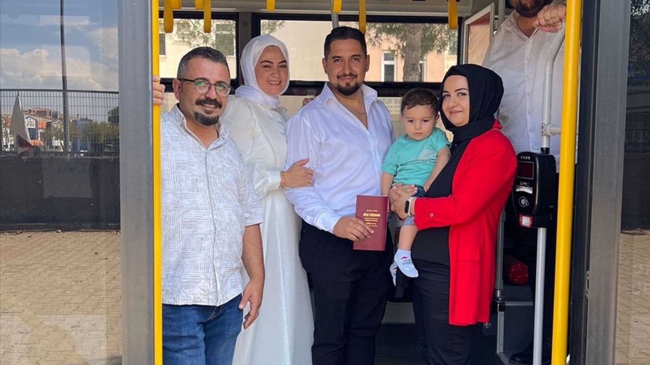 Bursa'da Düğün Günü Yardım Eli: Otobüs Şoförü Çifti Nikaha Kavuşturdu