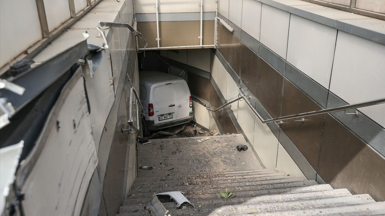 Bursa'da Metro Alt Geçidine Giren Araçta Yaralanma