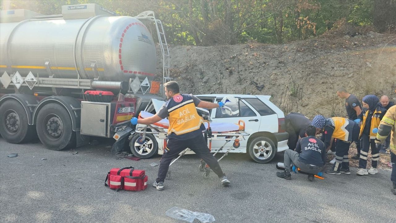 Bursa'da Park Halindeki Tankere Çarpan Otomobilde 5 Yaralı