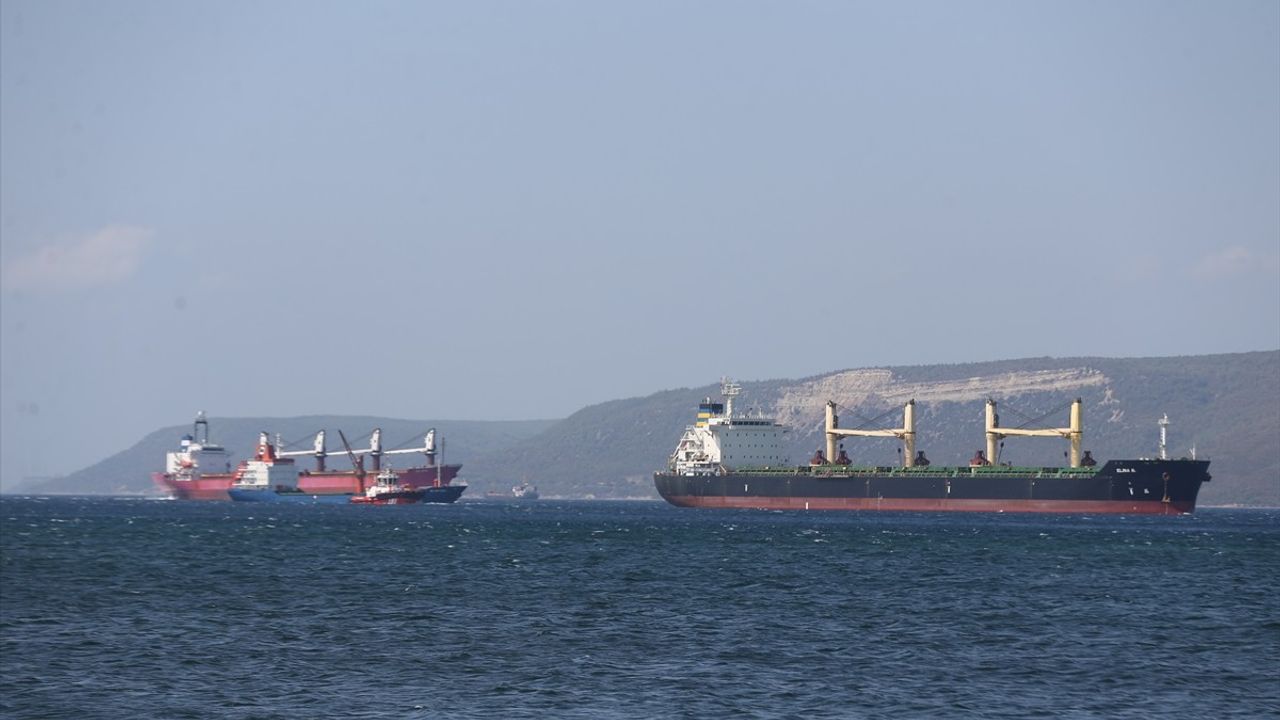 Çanakkale Boğazı'nda Makine Arızası Olan Gemi Kurtarıldı
