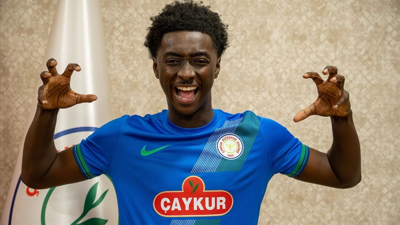 Çaykur Rizespor, Jesurun Rak-Sakyi'yi Transfer Etti