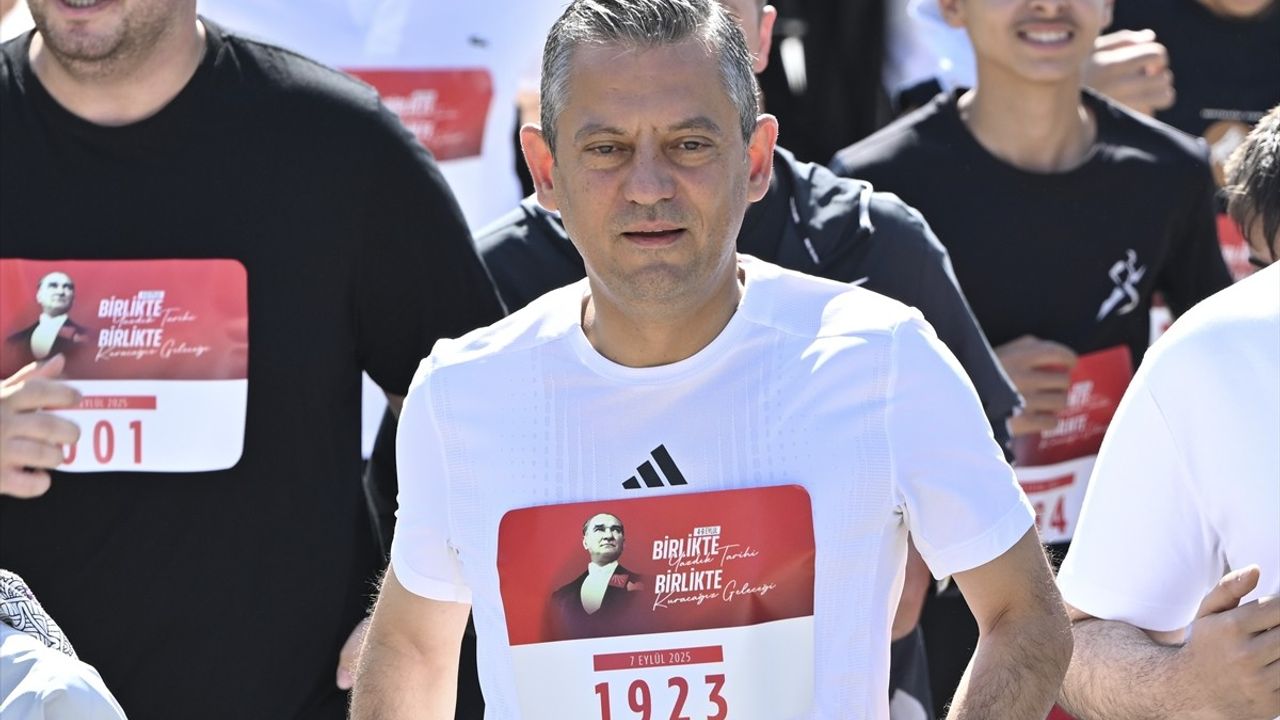 CHP Genel Başkanı Özel, 102. Yıl Koşusu'na Katıldı