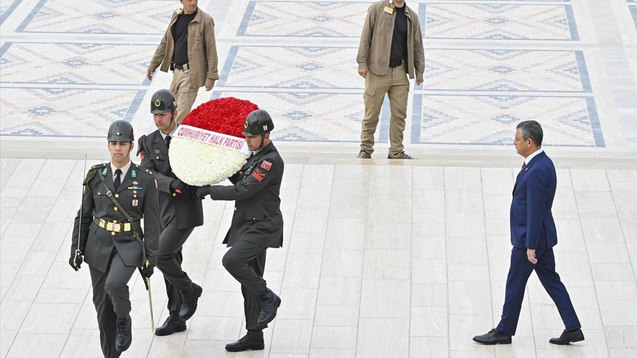 CHP Genel Başkanı Özel, Anıtkabir'i Ziyaret Etti