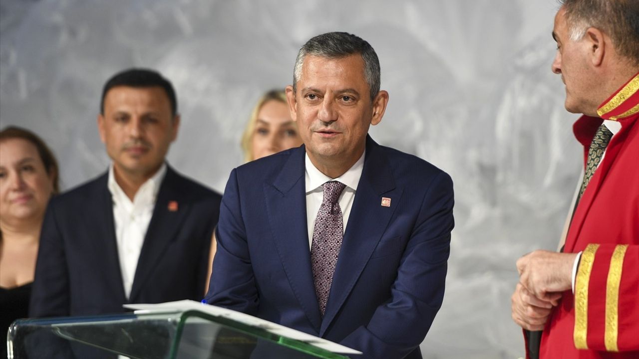 CHP Genel Başkanı Özgür Özel, Gökan Zeybek'in Oğlunun Düğününde Nikah Şahidi Oldu