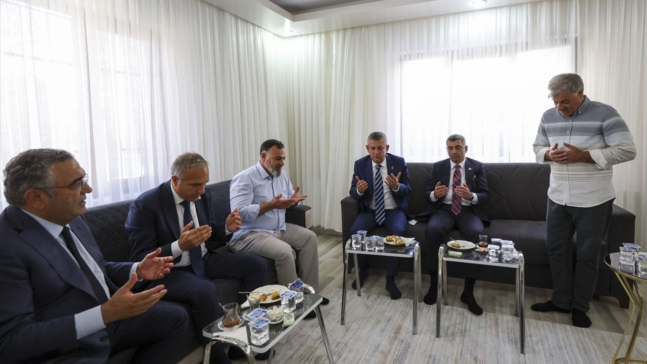 CHP Genel Başkanı Özgür Özel, Şehit Sefer Alan'ın Ailesini Ziyaret Etti