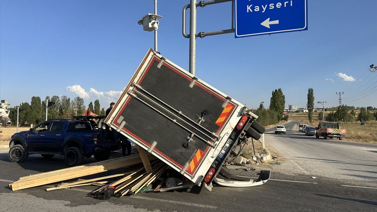 Çorum'da Kamyonet ile Minibüs Çarpıştı: 5 Yaralı