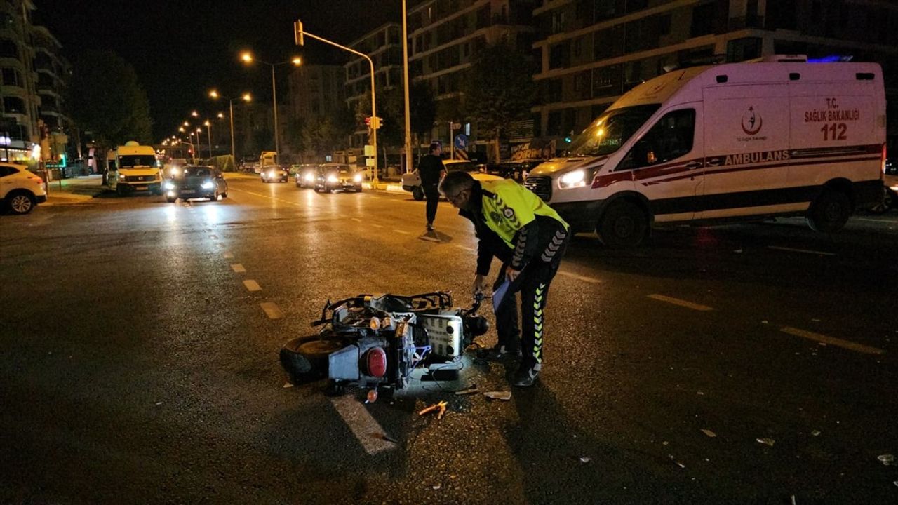 Çorum'da Motosiklet ve Otomobil Kazası: 4 Yaralı