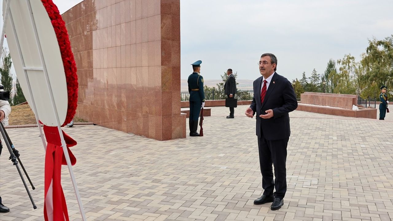 Cumhurbaşkanı Yardımcısı Yılmaz, Kırgızistan'da Anıt Kompleksi'ni Ziyaret Etti