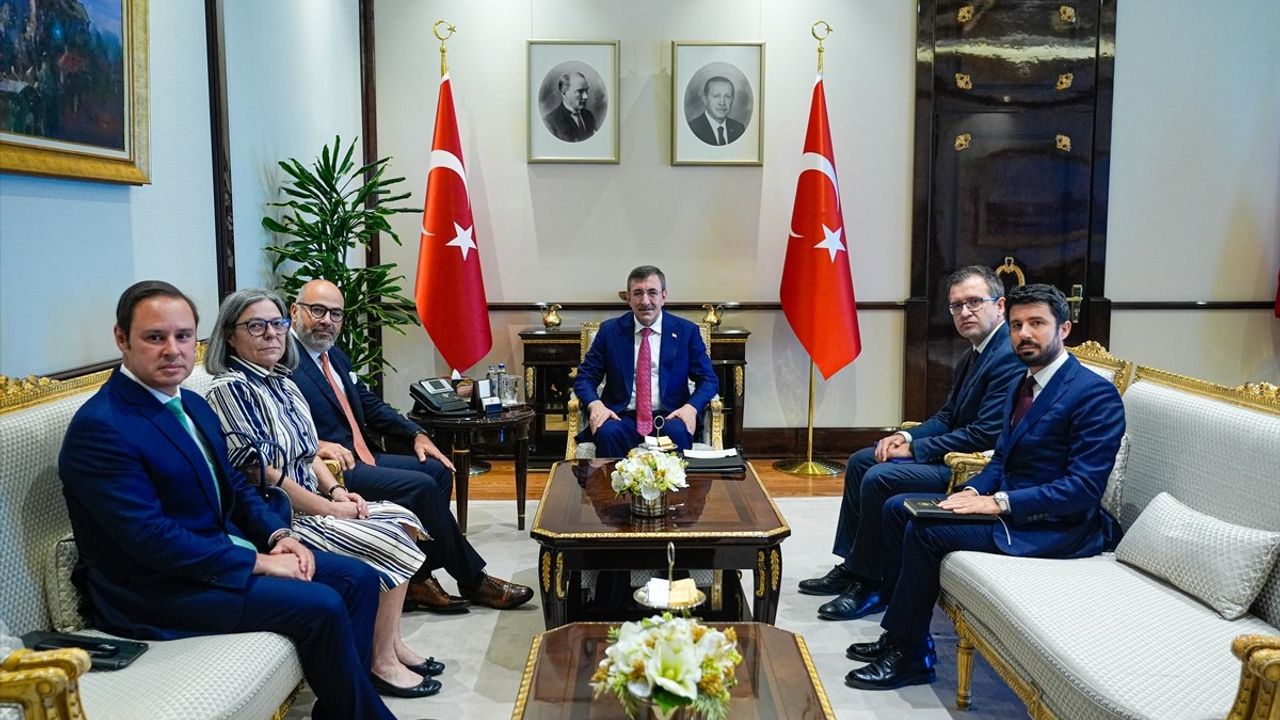 Cumhurbaşkanı Yardımcısı Yılmaz, Portekiz Altyapı Bakanı ile Görüştü