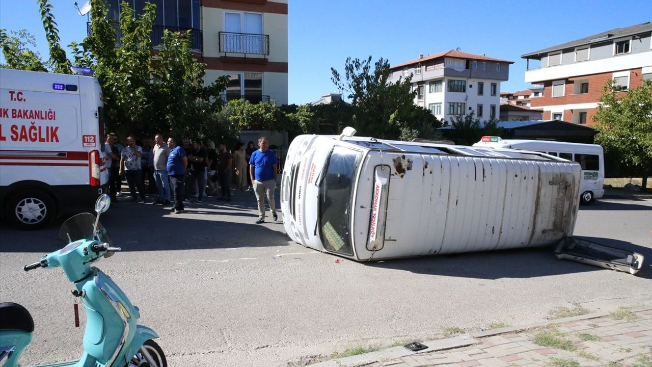 Denizli'de Minibüs ve Otomobil Çarpıştı: 3 Yaralı