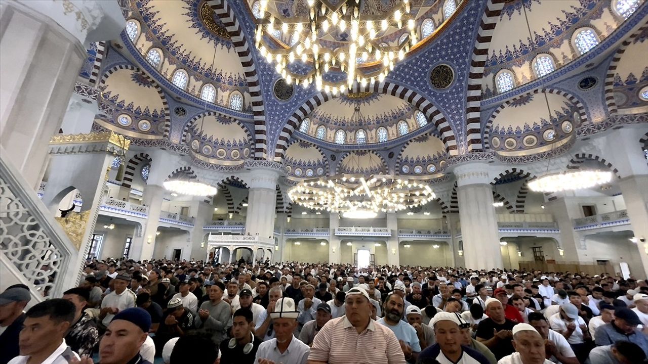 Diyanet İşleri Başkanı Erbaş, Bişkek'teki İmam Serahsi Camisi'nde Cuma Namazı Kıldırdı