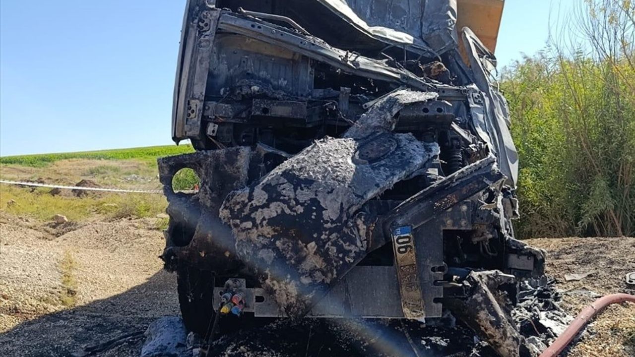 Diyarbakır'da Şarampole Devrilen Kamyonun Sürücüsü Hayatını Kaybetti