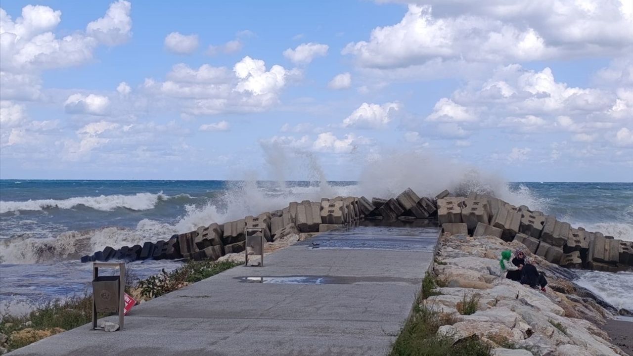 Düzce'de Kuvvetli Rüzgar Akçakoca'da Dalga Yükselmesine Neden Oldu