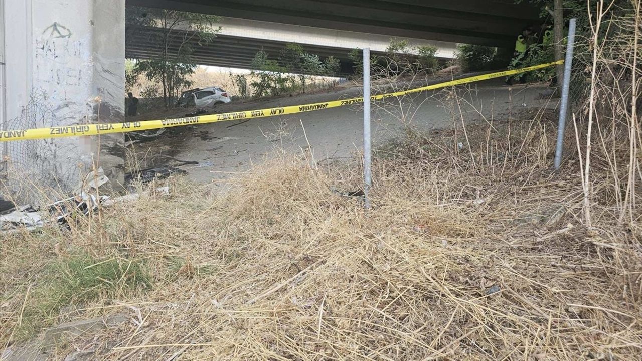 Edirne'de Köprü Ayağına Çarpan Araç Kazası