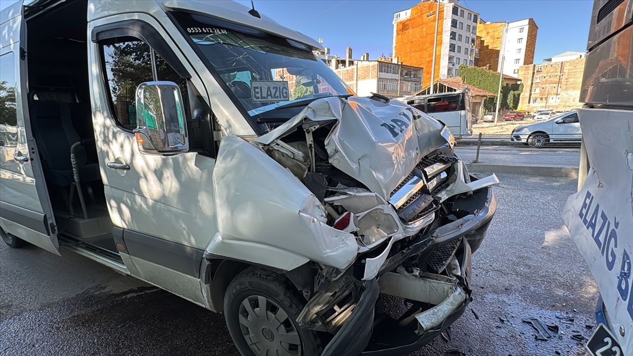 Elazığ'da Minibüs ile Belediye Otobüsü Çarpıştı