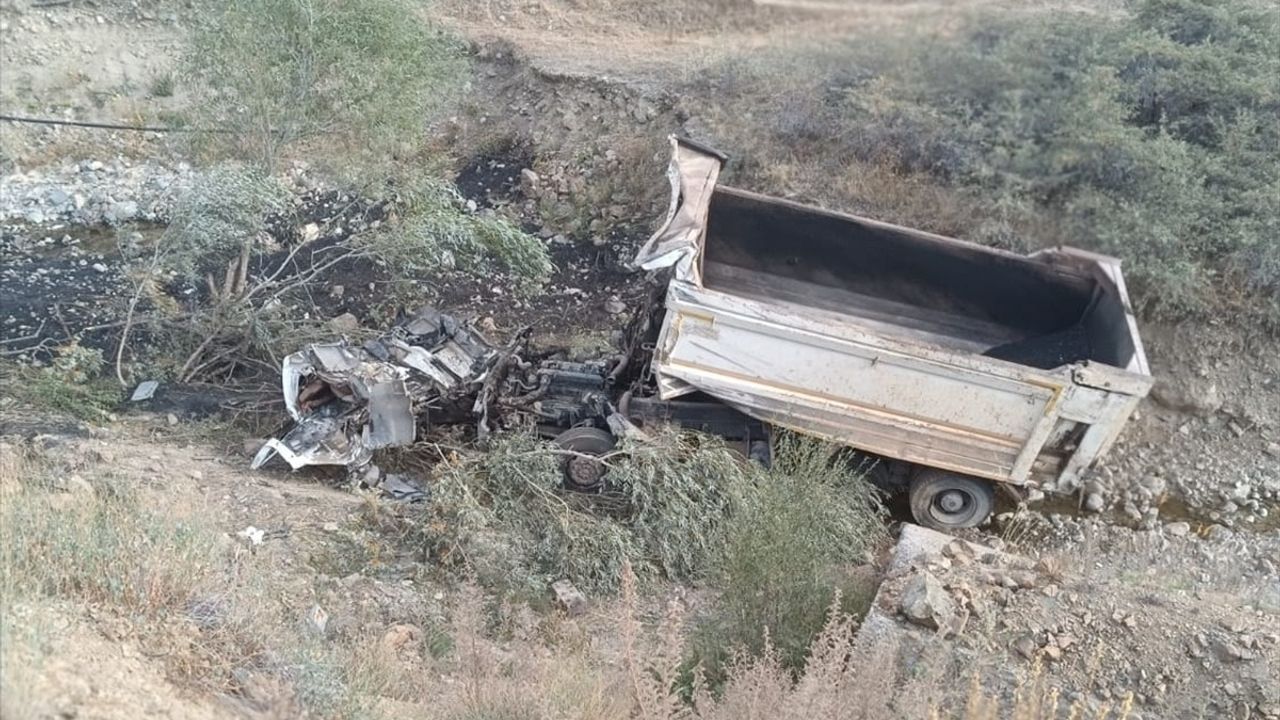 Erzurum'da Kamyon Devrildi: Sürücü Ağır Yaralı
