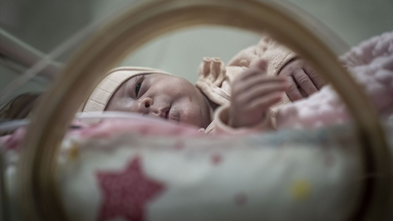 Erzurum'da Prematüre İki Bebek Yaşama Tutuştu