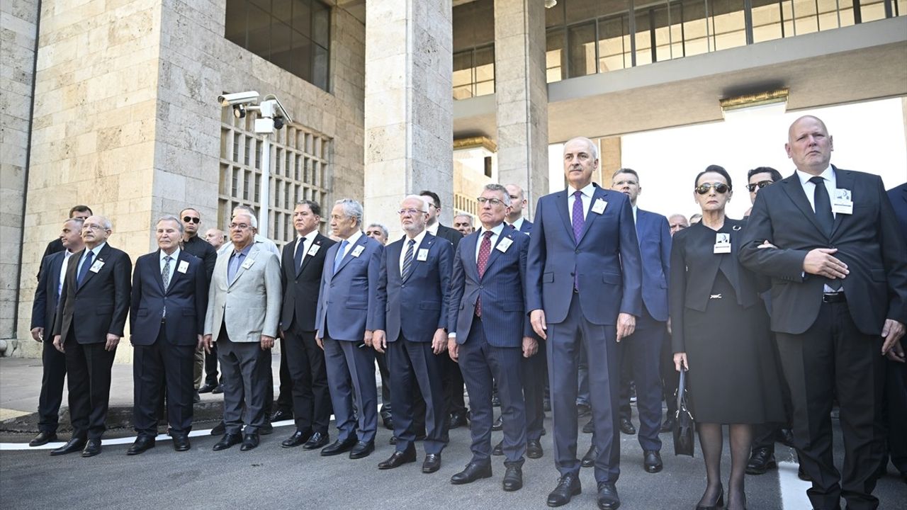 Eski TBMM Başkanı Cahit Karakaş İçin Meclis'te Cenaze Töreni Düzenlendi