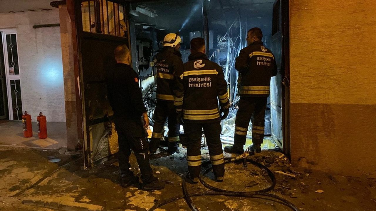 Eskişehir'de Bina Deposunda Yangın Çıktı