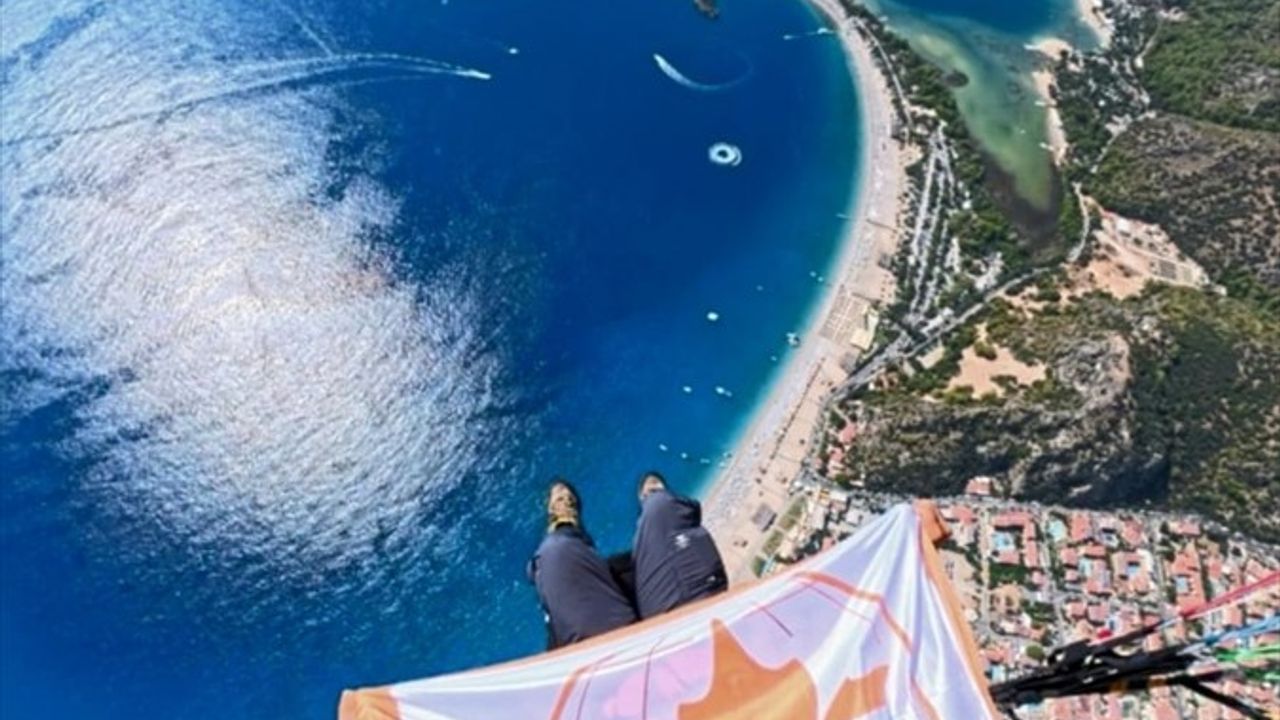 Fethiye'de Yamaç Paraşütü ile Alzheimer Farkındalığı