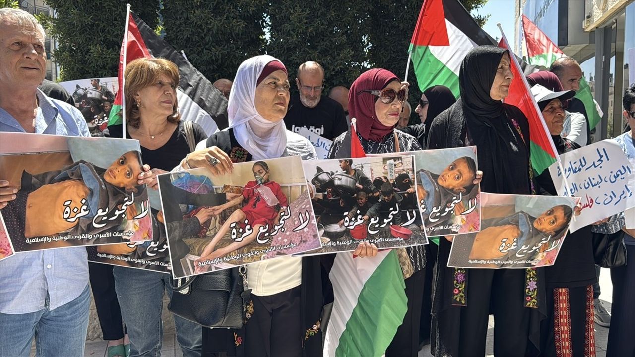 Filistinliler Ramallah’ta BM Temsilciliği Önünde Gazze Açlık Protestosu Düzenledi