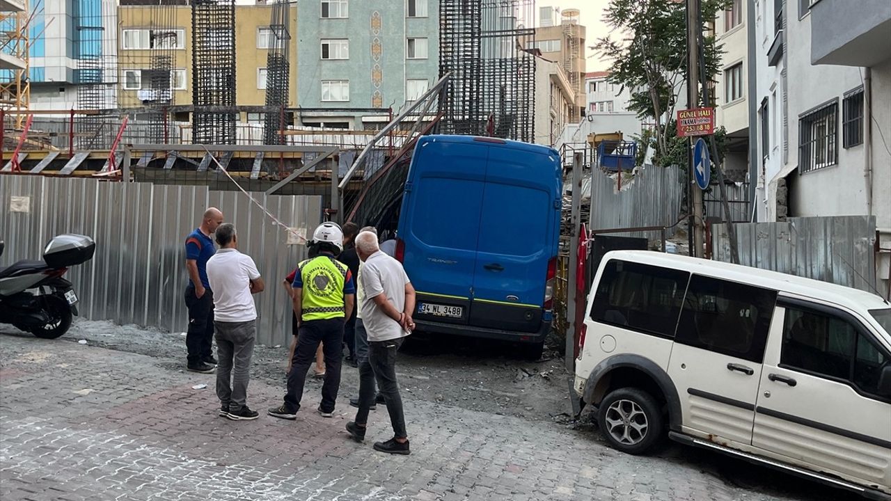 Freni Boşalan Panelvan Kağıthane'de Kazaya Neden Oldu