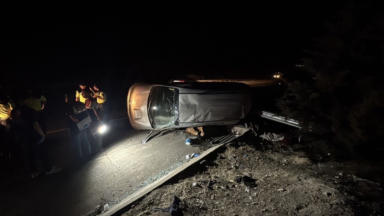 Gaziantep'te Lastiği Patlayan Kamyonet Devrildi: 2 Ölü, 8 Yaralı
