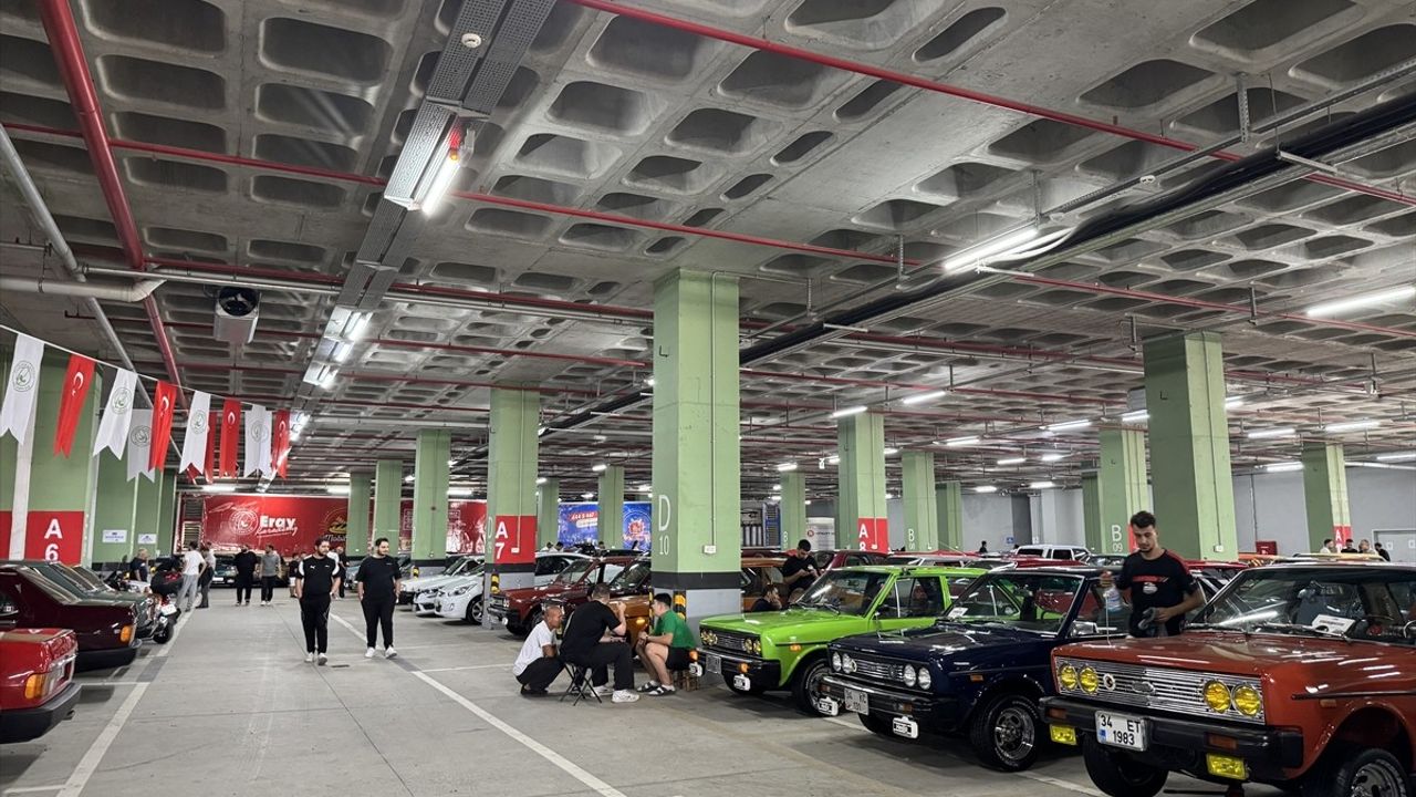 Gaziosmanpaşa'da Nostaljik Araç Festivali Rüzgarı