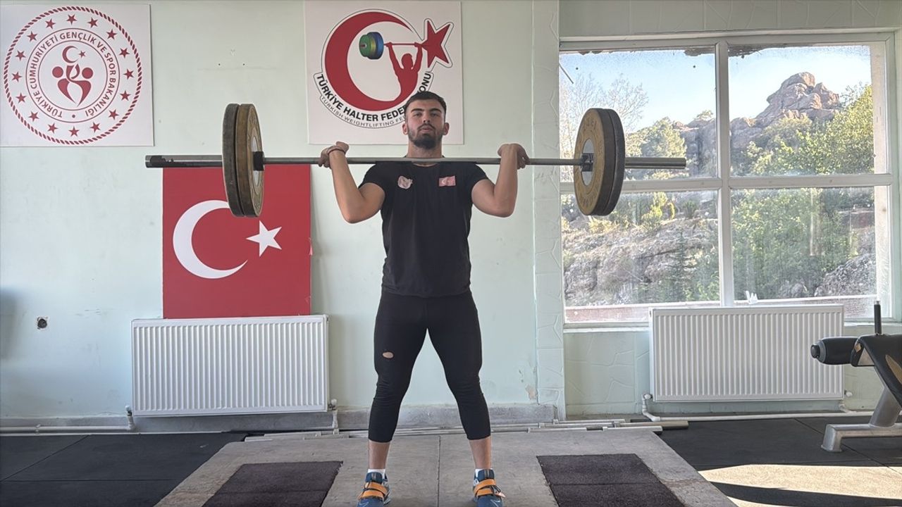 Gıda Depsosunda Çalışan Genç Sporcu Halterde Şampiyon Oldu
