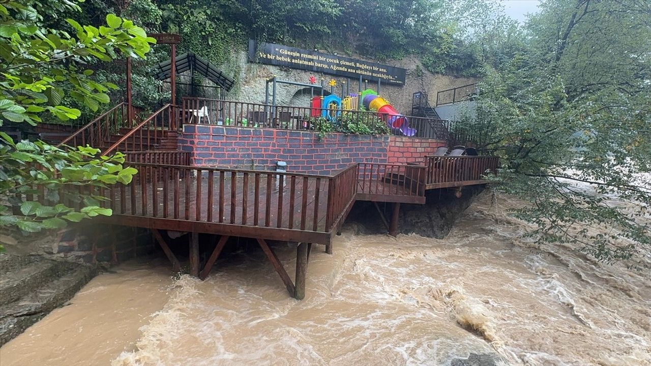 Giresun'da Sağanak Yağış Hayatı Olumsuz Etkiledi