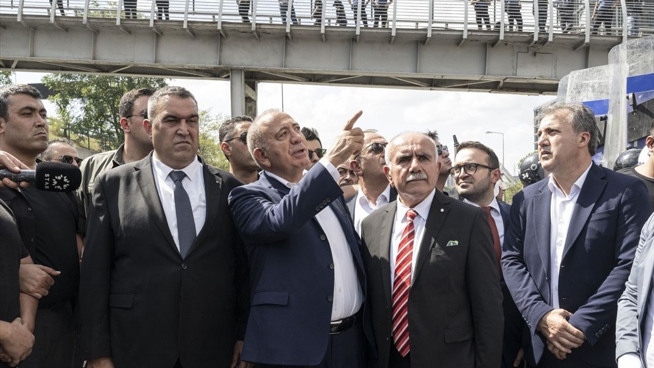 Gürsel Tekin, CHP İstanbul İl Başkanlığı Önünde Basın Açıklaması Düzenledi