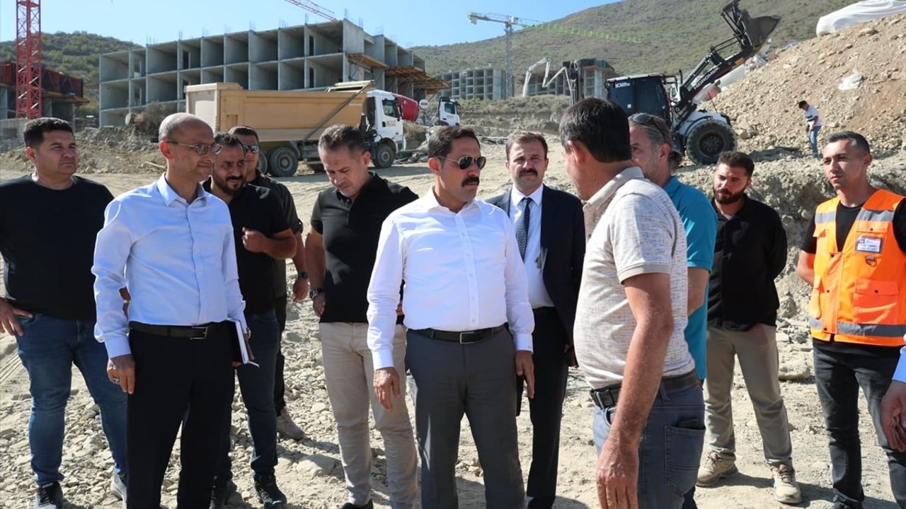 Hatay'da Afet Konutları ve Ticaret Merkezleri İnşaatı Devam Ediyor